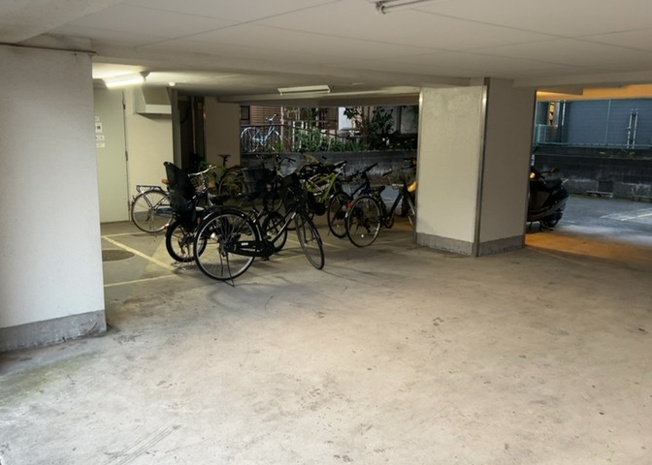 【駐車場】 | クリオ淵野辺参番館 | 車一台あたりに必要なスペースは、標準サイズの普通自動車で横幅2m50cm、長さ5mは必要になります。ただし、乗降のことも考慮して横幅3m30cm、長さ5m50cmほどは確保できるところを選びましょう。