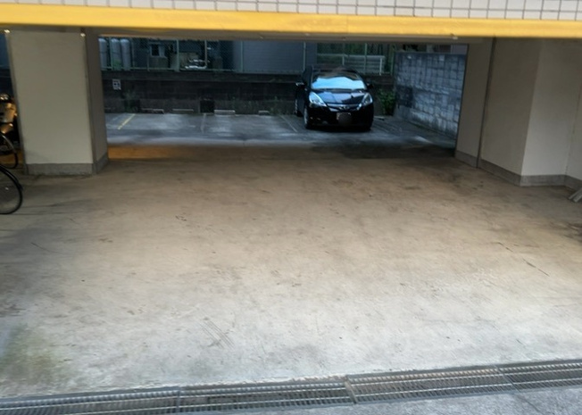 【駐車場】 | クリオ淵野辺参番館 | 駐車場と明記されていても、最小スペースでつくられた駐車場だと大型車は駐車できなかったり、出入りしにくくなったりする可能性があります。お車のサイズと購入したい物件の駐車場のサイズを現地で確認しましょう。