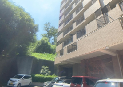 【現況写真】 | ライオンズマンション座間 | 外観はマンション管理がされているかの目安になります。築年数が古いと、壁面は劣化してひび割れが生じることも！建物が古びていても細かいところが修繕されていると、きちんと管理されているなぁと感じるでしょう。