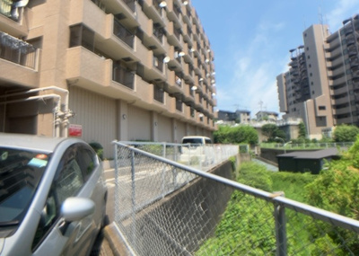 【駐車場】 | ライオンズマンション座間 | 車一台あたりに必要なスペースは、標準サイズの普通自動車で横幅2m50cm、長さ5mは必要になります。ただし、乗降のことも考慮して横幅3m30cm、長さ5m50cmほどは確保できるところを選びましょう。