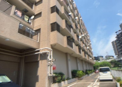 【外観】 | ライオンズマンション座間 | マンションの外観は非常に重要なポイントです！外観の善し悪しは資産価値に大きな影響を与えます。外観のいいマンションを購入することで、高値で売却がしやすく、買い手が見つかりやすいというメリットがあります。