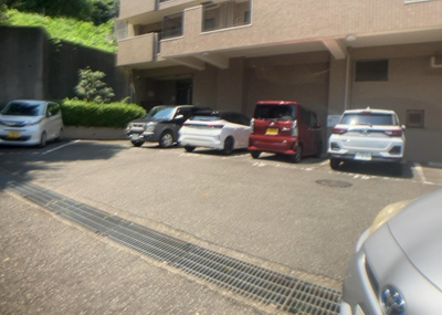 【駐車場】 | ライオンズマンション座間 | 駐車場と明記されていても、最小スペースでつくられた駐車場だと大型車は駐車できなかったり、出入りしにくくなったりする可能性があります。お車のサイズと購入したい物件の駐車場のサイズを現地で確認しましょう。
