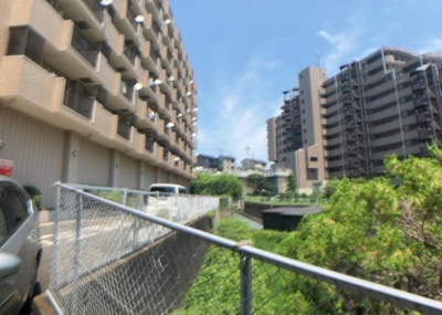 【中庭】 | ライオンズマンション座間 | 中庭（パティオ）とは、一つの建築物の内部に設けられた、壁などで囲われている庭のことを指します。コの字型、ロの字型が主流ですが、L字型の中庭もあります。最近では、インテリア性の高さからも人気があります。