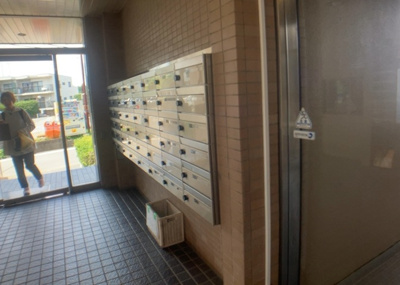 【設備】 | ライオンズマンション座間 | エントランス付近に設置されている集合ポストは、住んでいる部屋と離れているため、ポストをあさるなど誰かに何かされていても被害に気づきにくいです。入居する時には他人に特定されにくい番号で鍵をかけましょう！