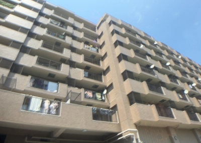 【構造・工法・仕様】 | ライオンズマンション座間 | ＲＣ造、Reinforced Concreteは直訳すると補強されたコンクリートです。主に柱や梁・床・壁が鉄筋とコンクリートで構成おり、鉄筋を組んだ型枠にコンクリートを流し込んで固めたものを指します。