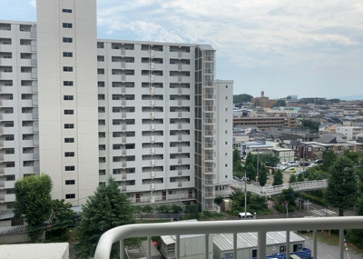 【展望】 | 東建座間ハイツ２号棟 | 眺望の良さを楽しめるダイニングキッチンで家族団らんの時間を過ごしてはいかがでしょうか。バルコニーから見える景色を家族で眺める時間は、時間が経つのを忘れてしまいそうですね。是非、現地を見に行きましょう！