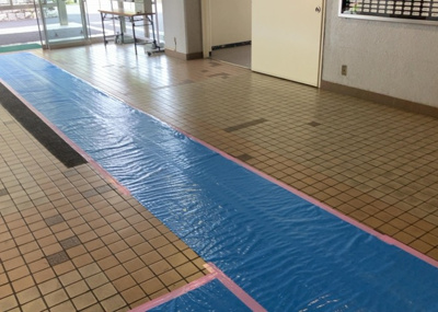 【エントランス】 | 東建座間ハイツ２号棟 | マンションのエントランスには、もともと風よけや防犯の役割がありますが、マンションによって宅配ボックスなどの設備が備わっている所もあります。日々の生活をイメージしながら生活しやすさをチェックしましょう。