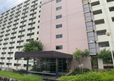 【現況写真】 | 東建座間ハイツ２号棟 | 外観はマンション管理がされているかの目安になります。築年数が古いと、壁面は劣化してひび割れが生じることも！建物が古びていても細かいところが修繕されていると、きちんと管理されているなぁと感じるでしょう。
