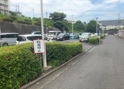 【駐車場】 | 東建座間ハイツ２号棟 | 車一台あたりに必要なスペースは、標準サイズの普通自動車で横幅2m50cm、長さ5mは必要になります。ただし、乗降のことも考慮して横幅3m30cm、長さ5m50cmほどは確保できるところを選びましょう。
