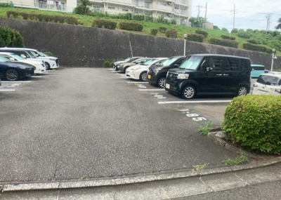 【駐車場】 | 東建座間ハイツ２号棟 | 駐車場と明記されていても、最小スペースでつくられた駐車場だと大型車は駐車できなかったり、出入りしにくくなったりする可能性があります。お車のサイズと購入したい物件の駐車場のサイズを現地で確認しましょう。