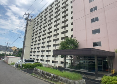 【庭】 | 東建座間ハイツ２号棟 | 物件によっては、入居者が個人的に使用できる専用庭がついているものもあります。また、住宅の中にある土間の部分を庭と呼ぶこともあります。庭の用途は住む人によって変わり、それによってデザインもさまざまです。