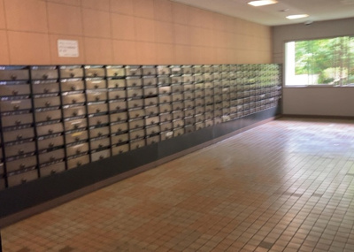 【設備】 | 東建座間ハイツ２号棟 | エントランス付近に設置されている集合ポストは、住んでいる部屋と離れているため、ポストをあさるなど誰かに何かされていても被害に気づきにくいです。入居する時には他人に特定されにくい番号で鍵をかけましょう！