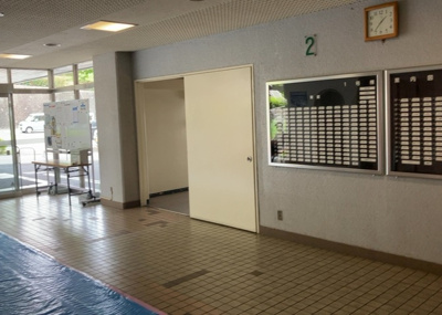 【受付】 | 東建座間ハイツ２号棟 | 受付はマンションコンシェルジュがいる場合もあれば、管理人が滞在する小部屋を総称して呼ぶことがあります。主にエントランスに設置されていることから、防犯面でも期待ができます。防犯設備がない場合はより安心！