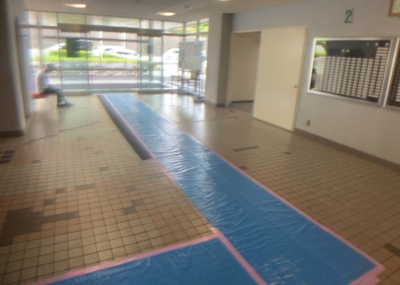 【ロビー】 | 東建座間ハイツ２号棟 | ラウンジは、マンションの共用スペースに椅子やテーブルなどを配置した利用者が寛げる空間です。屋内型ラウンジと屋外型ラウンジがあります。共用部分の管理状況と合わせて、詳細については現地でご確認ください。