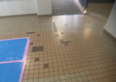 【ロビー】 | 東建座間ハイツ２号棟 | ロビーというと、エントランスと何がちがうの？と思いますよね。実はロビーとエントランスには明確な決まりはありません。物件によっては、エントランスを入って広がるある程度の広さのある空間がロビーとなります。
