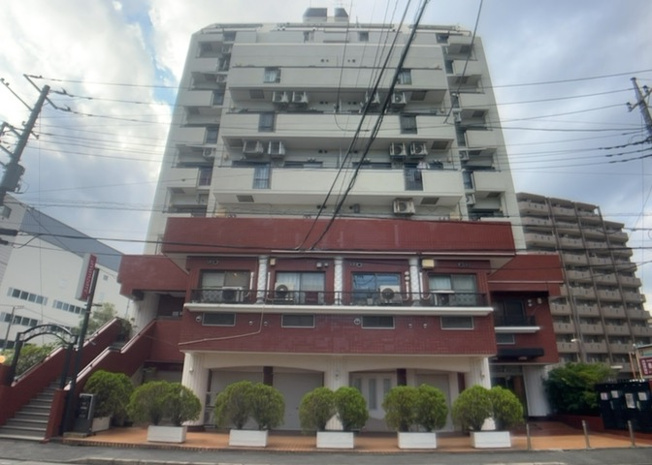 【外観】 | スターハイツ相模大野駅前 | 外観はマンション管理がされているかの目安になります。築年数が古いと、壁面は劣化してひび割れが生じることも！建物が古びていても細かいところが修繕されていると、きちんと管理されているなぁと感じるでしょう。
