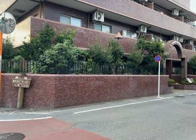 【現況写真】 | ライオンズマンション淵野辺鹿沼公園 | 外観はマンション管理がされているかの目安になります。築年数が古いと、壁面は劣化してひび割れが生じることも！建物が古びていても細かいところが修繕されていると、きちんと管理されているなぁと感じるでしょう。