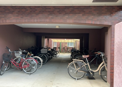 【駐車場】 | ライオンズマンション淵野辺鹿沼公園 | 車一台あたりに必要なスペースは、標準サイズの普通自動車で横幅2m50cm、長さ5mは必要になります。ただし、乗降のことも考慮して横幅3m30cm、長さ5m50cmほどは確保できるところを選びましょう。