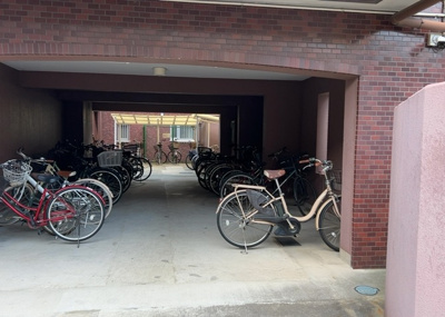【駐車場】 | ライオンズマンション淵野辺鹿沼公園 | 駐車場と明記されていても、最小スペースでつくられた駐車場だと大型車は駐車できなかったり、出入りしにくくなったりする可能性があります。お車のサイズと購入したい物件の駐車場のサイズを現地で確認しましょう。