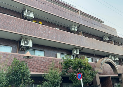 【構造・工法・仕様】 | ライオンズマンション淵野辺鹿沼公園 | ＲＣ造、Reinforced Concreteは直訳すると補強されたコンクリートです。主に柱や梁・床・壁が鉄筋とコンクリートで構成おり、鉄筋を組んだ型枠にコンクリートを流し込んで固めたものを指します。