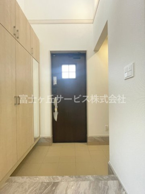 【玄関】 | 袋井市月見町 新築建売 2号棟 | 明るい玄関です