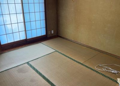 【寝室】 | 厚木毛利台ハイツ五号棟 | 寝室でゆっくりと過ごすためにはベッド周りの適度な空間を担保することや窓の位置、照明の明るさ、寝室の広さなどを考える必要があります。自身や家族の構成とライフスタイルに併せて寝室にする部屋を選びましょう！