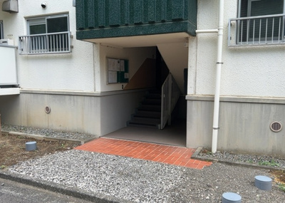 【エントランス】 | 厚木毛利台ハイツ五号棟 | マンションのエントランスには、もともと風よけや防犯の役割がありますが、マンションによって宅配ボックスなどの設備が備わっている所もあります。日々の生活をイメージしながら生活しやすさをチェックしましょう。