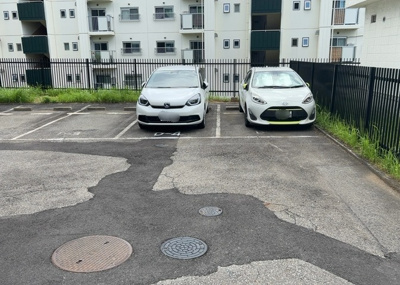 【駐車場】 | 厚木毛利台ハイツ五号棟 | 車一台あたりに必要なスペースは、標準サイズの普通自動車で横幅2m50cm、長さ5mは必要になります。ただし、乗降のことも考慮して横幅3m30cm、長さ5m50cmほどは確保できるところを選びましょう。