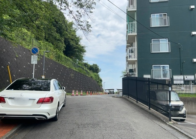 【外観】 | 厚木毛利台ハイツ五号棟 | マンションの外観は非常に重要なポイントです！外観の善し悪しは資産価値に大きな影響を与えます。外観のいいマンションを購入することで、高値で売却がしやすく、買い手が見つかりやすいというメリットがあります。