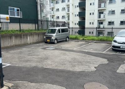 【駐車場】 | 厚木毛利台ハイツ五号棟 | 駐車場と明記されていても、最小スペースでつくられた駐車場だと大型車は駐車できなかったり、出入りしにくくなったりする可能性があります。お車のサイズと購入したい物件の駐車場のサイズを現地で確認しましょう。