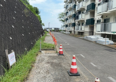 【庭】 | 厚木毛利台ハイツ五号棟 | 物件によっては、入居者が個人的に使用できる専用庭がついているものもあります。また、住宅の中にある土間の部分を庭と呼ぶこともあります。庭の用途は住む人によって変わり、それによってデザインもさまざまです。