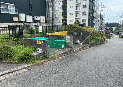 【設備】 | 厚木毛利台ハイツ五号棟 | 共有部分は、住民なら誰もが使える設備のこと。例えば駐車場やエレベーター、インターネット設備、セキュリティ設備などがあります。他にも、マンションの廊下・外部階段やエントランス・ゴミ置き場などがあります。
