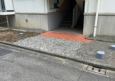 【ロビー】 | 厚木毛利台ハイツ五号棟 | ラウンジは、マンションの共用スペースに椅子やテーブルなどを配置した利用者が寛げる空間です。屋内型ラウンジと屋外型ラウンジがあります。共用部分の管理状況と合わせて、詳細については現地でご確認ください。