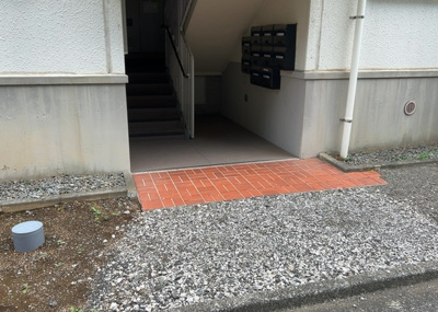【ロビー】 | 厚木毛利台ハイツ五号棟 | ロビーというと、エントランスと何がちがうの？と思いますよね。実はロビーとエントランスには明確な決まりはありません。物件によっては、エントランスを入って広がるある程度の広さのある空間がロビーとなります。