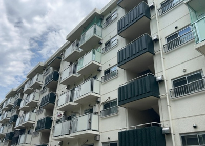 【構造・工法・仕様】 | 厚木毛利台ハイツ五号棟 | ＲＣ造、Reinforced Concreteは直訳すると補強されたコンクリートです。主に柱や梁・床・壁が鉄筋とコンクリートで構成おり、鉄筋を組んだ型枠にコンクリートを流し込んで固めたものを指します。
