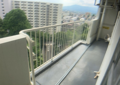 【バルコニー】 | 東建座間ハイツ１号棟 | バルコニーは、室外の専用スペースのうち、「屋根がなく開放された空間」であるものを指します。ベランダより広いタイプのものが多く、日当たりもよいため家庭菜園などを楽しみたい人にとって適した環境となります。