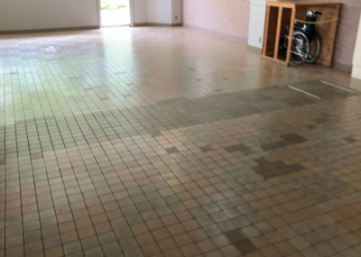 【エントランス】 | 東建座間ハイツ１号棟 | マンションのエントランスには、もともと風よけや防犯の役割がありますが、マンションによって宅配ボックスなどの設備が備わっている所もあります。日々の生活をイメージしながら生活しやすさをチェックしましょう。