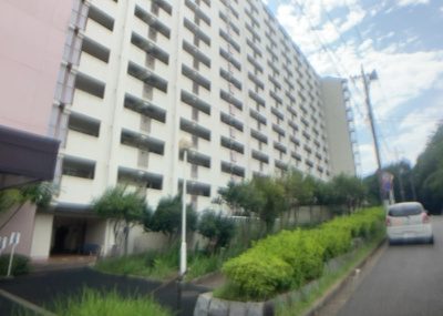 【現況写真】 | 東建座間ハイツ１号棟 | 外観はマンション管理がされているかの目安になります。築年数が古いと、壁面は劣化してひび割れが生じることも！建物が古びていても細かいところが修繕されていると、きちんと管理されているなぁと感じるでしょう。