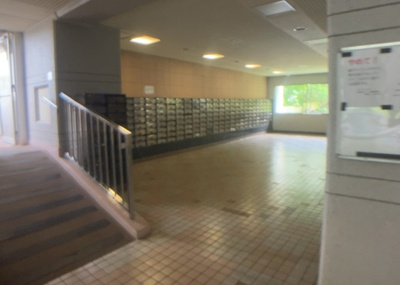【設備】 | 東建座間ハイツ１号棟 | エントランス付近に設置されている集合ポストは、住んでいる部屋と離れているため、ポストをあさるなど誰かに何かされていても被害に気づきにくいです。入居する時には他人に特定されにくい番号で鍵をかけましょう！