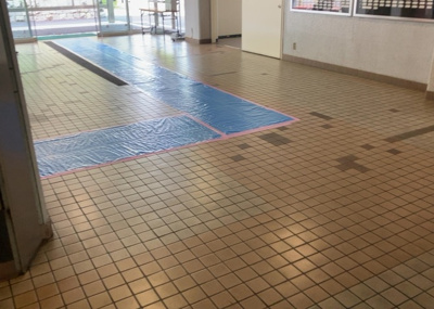 【ロビー】 | 東建座間ハイツ１号棟 | ロビーというと、エントランスと何がちがうの？と思いますよね。実はロビーとエントランスには明確な決まりはありません。物件によっては、エントランスを入って広がるある程度の広さのある空間がロビーとなります。