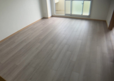 【居間・リビング】 | 東建座間ハイツ１号棟 | 直線タイプはLとDKを一直線に並べた形で対面キッチンのタイプです。一般的なのでよく見かけるかもしれません。直線タイプに似た直接アイランドタイプは、キッチンとダイニングの間に壁がない分広く感じられます。