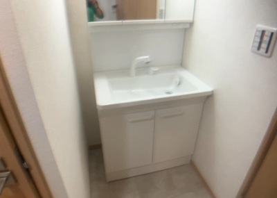 【独立洗面台】 | 東建座間ハイツ１号棟 | 洗面化粧台では顔を洗ったり、身だしなみを整えることが本来の使い方ですが、用途によっては洗面化粧台に求められる機能が違ってくるため、ご自身や家族のライフスタイルに合ったものを選ぶことをおすすめ致します。