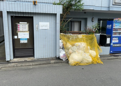 【設備】 | メゾン・ド・ビザール | 共有部分は、住民なら誰もが使える設備のこと。例えば駐車場やエレベーター、インターネット設備、セキュリティ設備などがあります。他にも、マンションの廊下・外部階段やエントランス・ゴミ置き場などがあります。