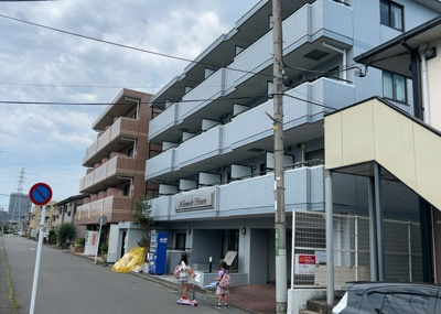 【現況写真】 | メゾン・ド・ビザール | 景色重視でお家選ぶをするとスーパーが遠い！学校が遠い！など生活をするうえで利便性で困ることもあります。まず一度現地を見学する際に、周辺の施設などがあるかを確認し、暮らし始めた後のことを想像しましょう。