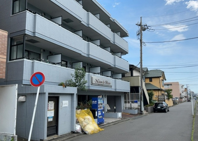 【構造・工法・仕様】 | メゾン・ド・ビザール | ＲＣ造、Reinforced Concreteは直訳すると補強されたコンクリートです。主に柱や梁・床・壁が鉄筋とコンクリートで構成おり、鉄筋を組んだ型枠にコンクリートを流し込んで固めたものを指します。