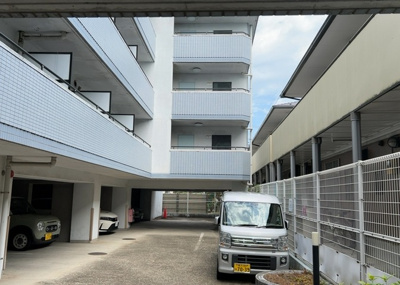 【内装】 | メゾン・ド・ビザール | 共有部分は、住民なら誰もが使える設備のこと。例えば駐車場やエレベーター、インターネット設備、セキュリティ設備などがあります。他にも、マンションの廊下・外部階段やエントランス・ゴミ置き場などがあります。