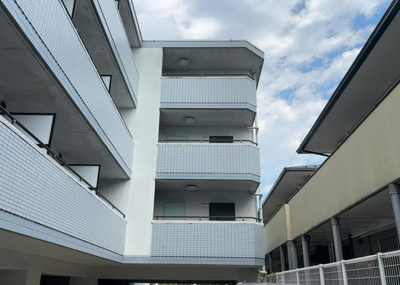 【内装】 | メゾン・ド・ビザール | 共用部分は、一棟の建物に住む区分所有者全員が共同で所有するとし、共用部分の管理、補修などは、区分所有者で形成される管理組合が行います。個人の判断で勝手に変更することはできませんので覚えておきましょう。