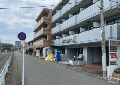 【外観】 | メゾン・ド・ビザール | 外観はマンション管理がされているかの目安になります。築年数が古いと、壁面は劣化してひび割れが生じることも！建物が古びていても細かいところが修繕されていると、きちんと管理されているなぁと感じるでしょう。