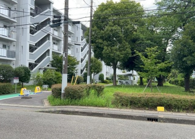 【展望】 | メゾン・ド・ビザール | 景色重視でお家選ぶをするとスーパーが遠い！学校が遠い！など生活をするうえで利便性で困ることもあります。まず一度現地を見学する際に、周辺の施設などがあるかを確認し、暮らし始めた後のことを想像しましょう。