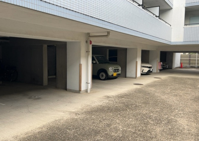 【駐車場】 | メゾン・ド・ビザール | 駐車場と明記されていても、最小スペースでつくられた駐車場だと大型車は駐車できなかったり、出入りしにくくなったりする可能性があります。お車のサイズと購入したい物件の駐車場のサイズを現地で確認しましょう。